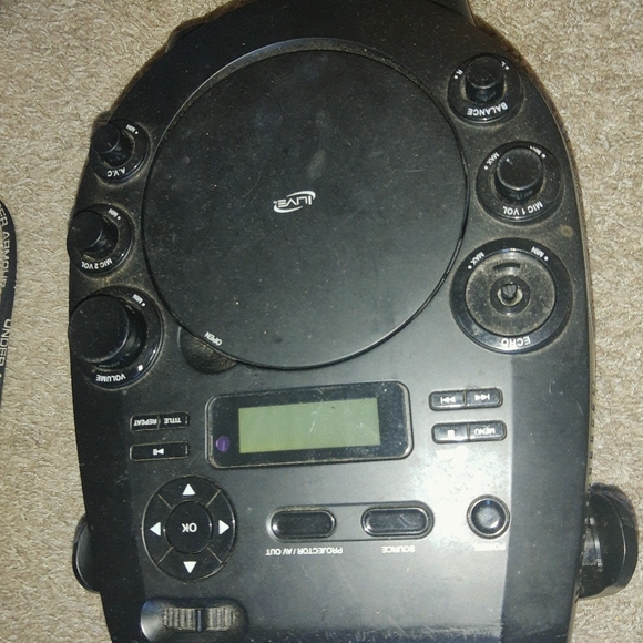 Projector & bluetooth kareoke machine - Picture 1 of 2